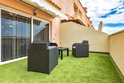 YELLOW 3 bedroom large apartment for 10 guests