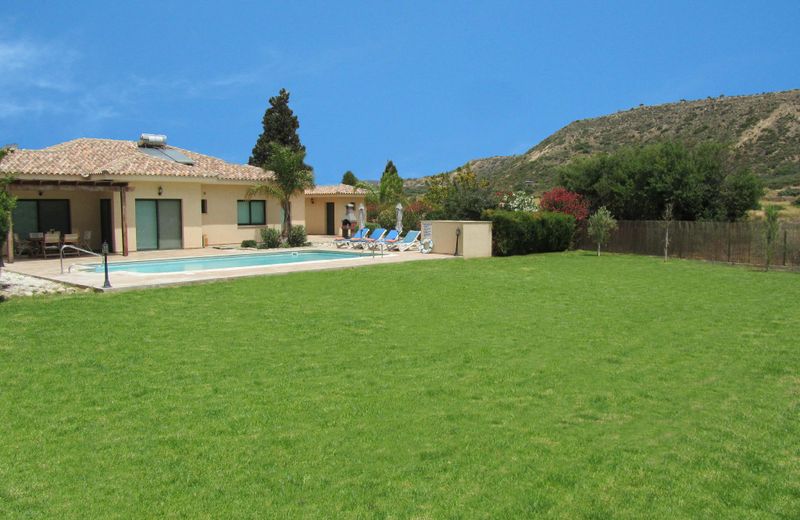 Gorgeous Bungalow by Pissouri Bay with private big pool landcaped Gardenwifi