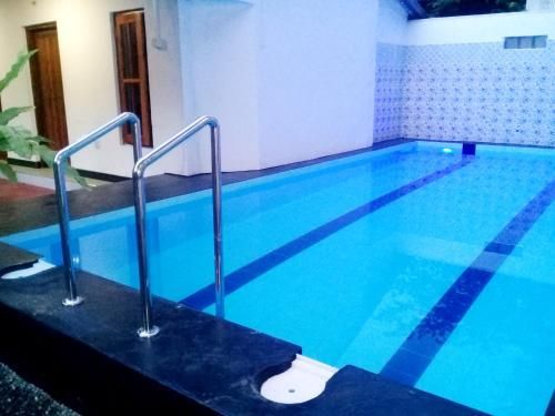Share Safari & Swimming Pool