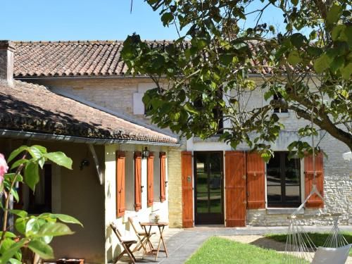 Beautiful holiday home in Frontenay sur Dive with terrace