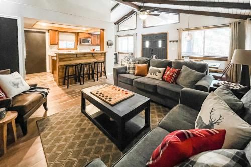 Bobcat Bungalow with Porch, Fire Pit and Treehouse!