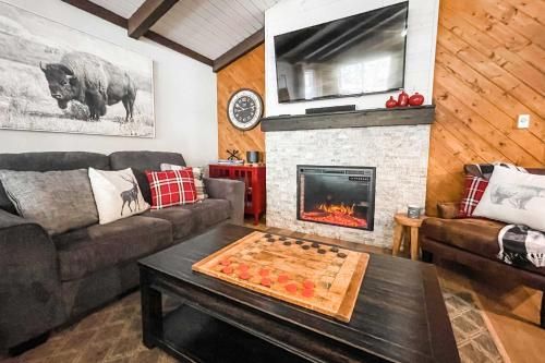 Bobcat Bungalow with Porch, Fire Pit and Treehouse!