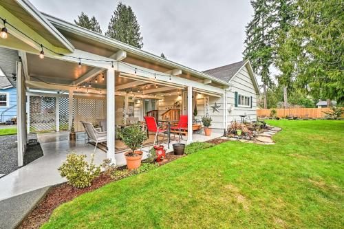 Charming Updated Retreat Walk to Lake Stevens!