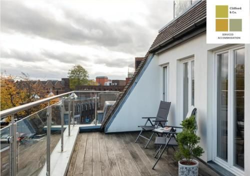 The Mulberry- CliffordCo Serviced Accommodation Windsor, 1 Bedroom Apartment with Balcony and Free P