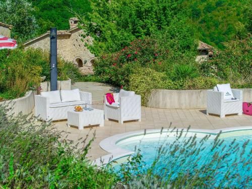 Plush Holiday Home in Belforte all'Isauro with Swimming Pool