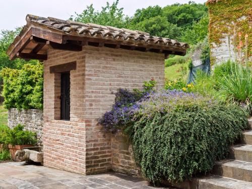 Beautiful Villa in Belforte all'Isauro with Swimming Pool
