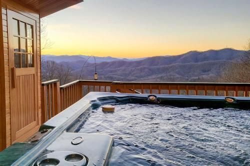 Smoky Mountain Living Grand Cabin with Hot Tub