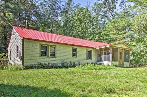 Rustic Bradford Cottage - 14 Miles to Sunapee Mtn!