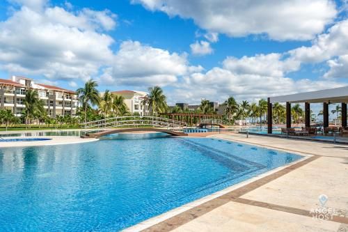 Luxury Condos at Mareazul Beachfront Complex with Resort-Style Amenities!