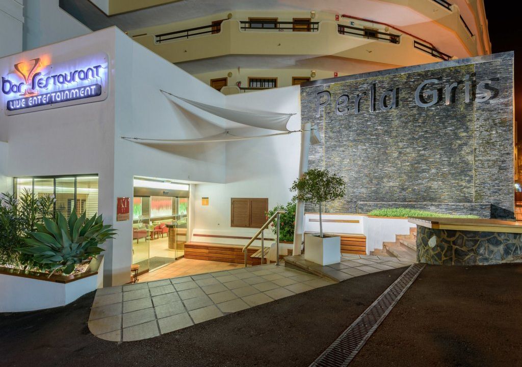 Pearly Grey Ocean Club Apartments & Suites