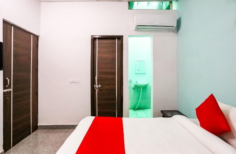 OYO 70252 Rbs Hotel