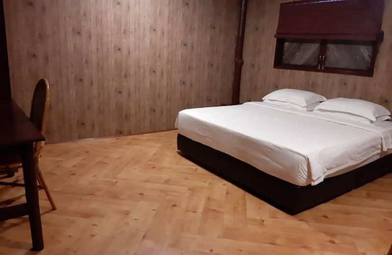 Dragon Inn Floating Resort