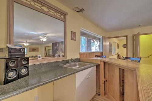 Spacious Cabin, Walk to Big Trees State Park!
