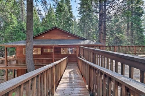 Spacious Cabin, Walk to Big Trees State Park!