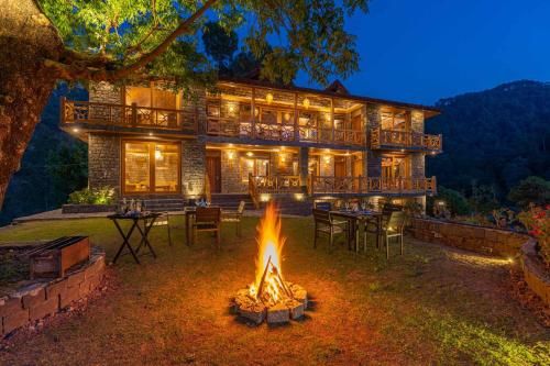 StayVista at The Hideaway Cottage with Lush Lawn
