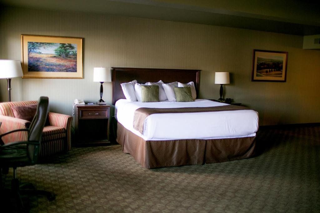 Seaport Inn & Suites