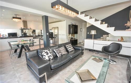 Beautiful home in Carro with 3 Bedrooms, Jacuzzi and WiFi