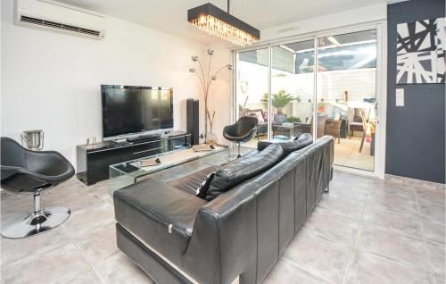 Beautiful home in Carro with 3 Bedrooms, Jacuzzi and WiFi