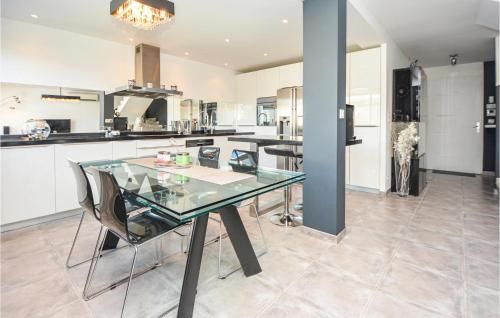 Beautiful home in Carro with 3 Bedrooms, Jacuzzi and WiFi