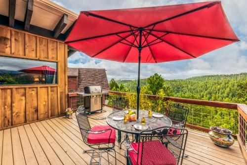 Neeley Mountain House, 2 Bedroom, Sleeps 4, Hot Tub, Wood Burning Fireplace