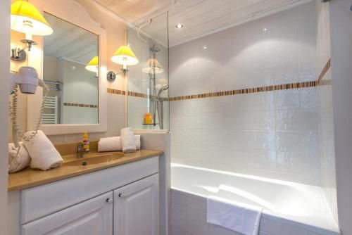 La Baie des Voiles pieds dans l'eau, 12 Apts du studio au Duplex by Location lac Annecy, LLA Selections