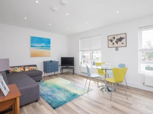 EasyStays - Modern Apartments in Windsor with Parking