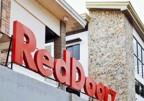 RedDoorz at RHR Tourist Inn Canlaon