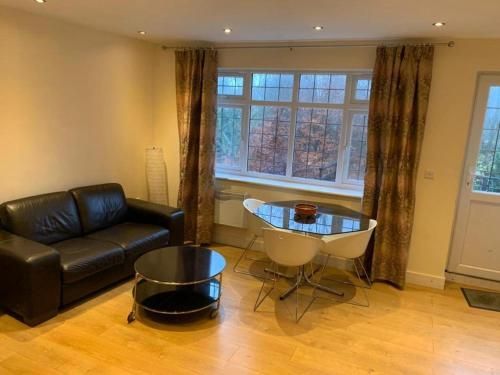 1-Bed unit 10 minute drive from Hellfire Caves