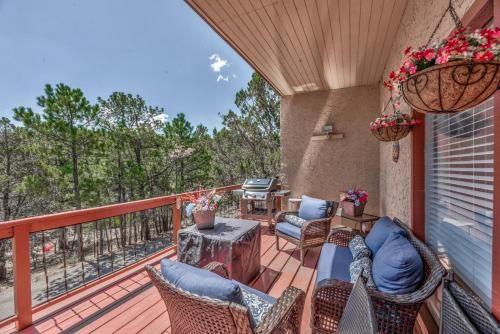 Cozy Up Haus, 3BRs, Game Room, Deck, Wi-Fi, Sleeps 8