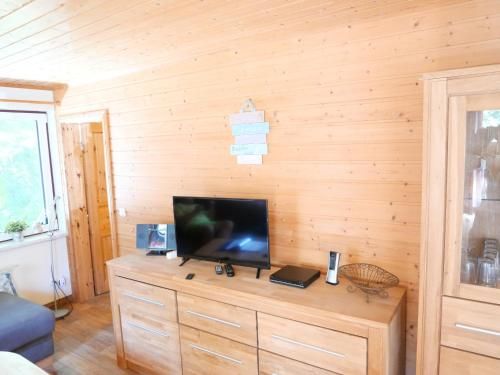 Neu "Graues Haus am See mit Boot"