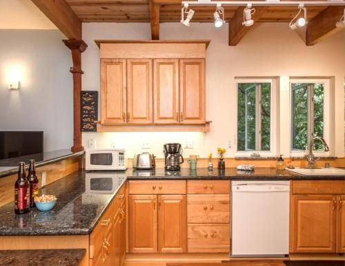 Blue Cherry! Redwoods! BBQ Grill! Fire Table! Ping Pong! Fast WiFi!! Dog Friendly!