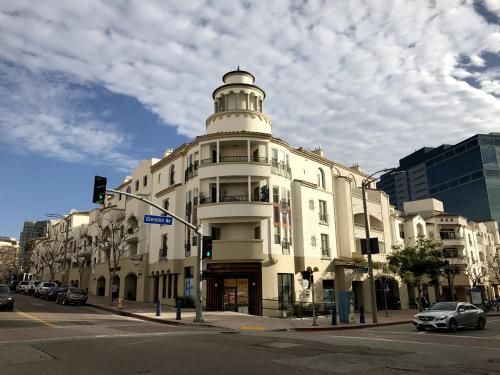 "PERFECT Apt near UCLA" POOL & GYM OPEN w Parking B3