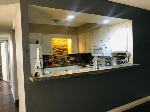 Amazing Master Suite in Shared 2/B Condo behind Convention Center