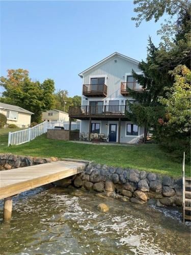Gorgeous Lake Front House with Dock, 9 Bedroom & 4 Bathrooms