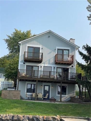 Gorgeous Lake Front House with Dock, 9 Bedroom & 4 Bathrooms