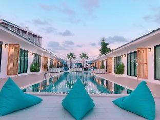 Cruises The Pool Access