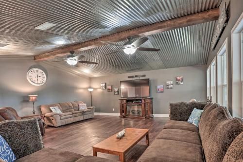 Ferriday Lakehouse - Private Dock, Deck and Yard!