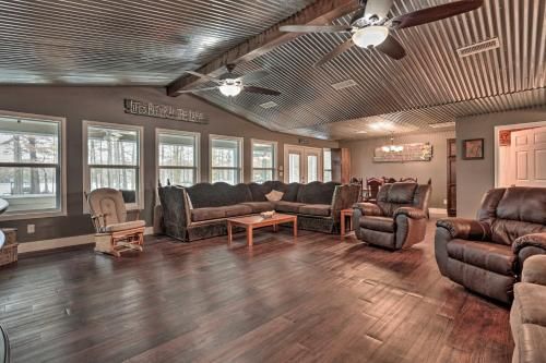 Ferriday Lakehouse - Private Dock, Deck and Yard!