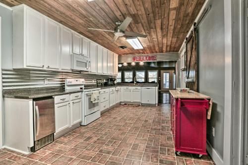 Ferriday Lakehouse - Private Dock, Deck and Yard!