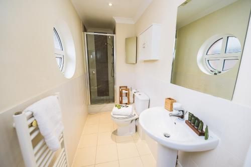 Charming Two Bedroom Apartment with free private Parking