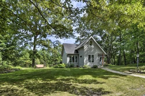 Updated Home with Deck 2 Mi to Sister Bay Beach!