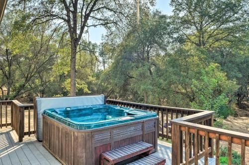 Bright Gold Country Home Pool, Deck and Hot Tub!