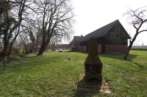 Reetdachkate am Feldrand mit grandiosem Weitblick