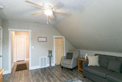 Spacious Rustic Downtown Market St 1 Bedroom Apt, Sleeps Up to 5, Steps to Honeywell & Eagles Theatr