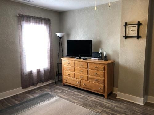 Spacious Rustic Downtown Market St 1 Bedroom Apt, Sleeps Up to 5, Steps to Honeywell & Eagles Theatr