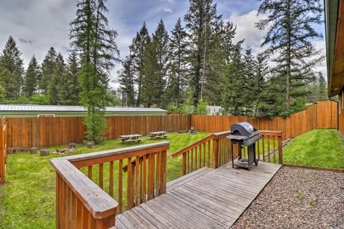 Hungry Horse Cabin with Patio and Fire Pit-Near Glacier