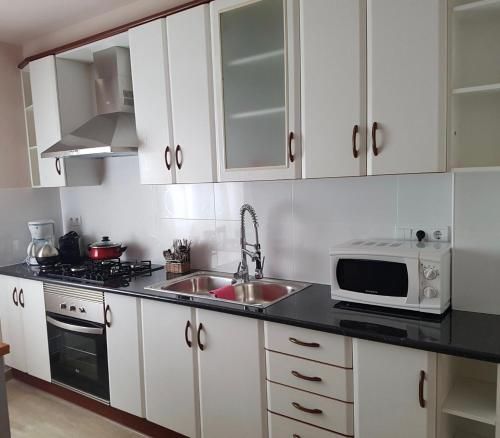 Entire New Apartment 20' from Barcelona