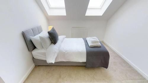 StayZo Cole Green Lane Accommodation- FREE Parking