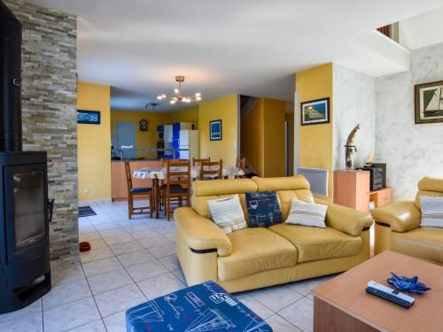 Beautiful holiday home with large garden in Brittany 1 km from the beach