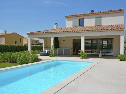 Vibrant Villa in Malauc ne with Private Garden